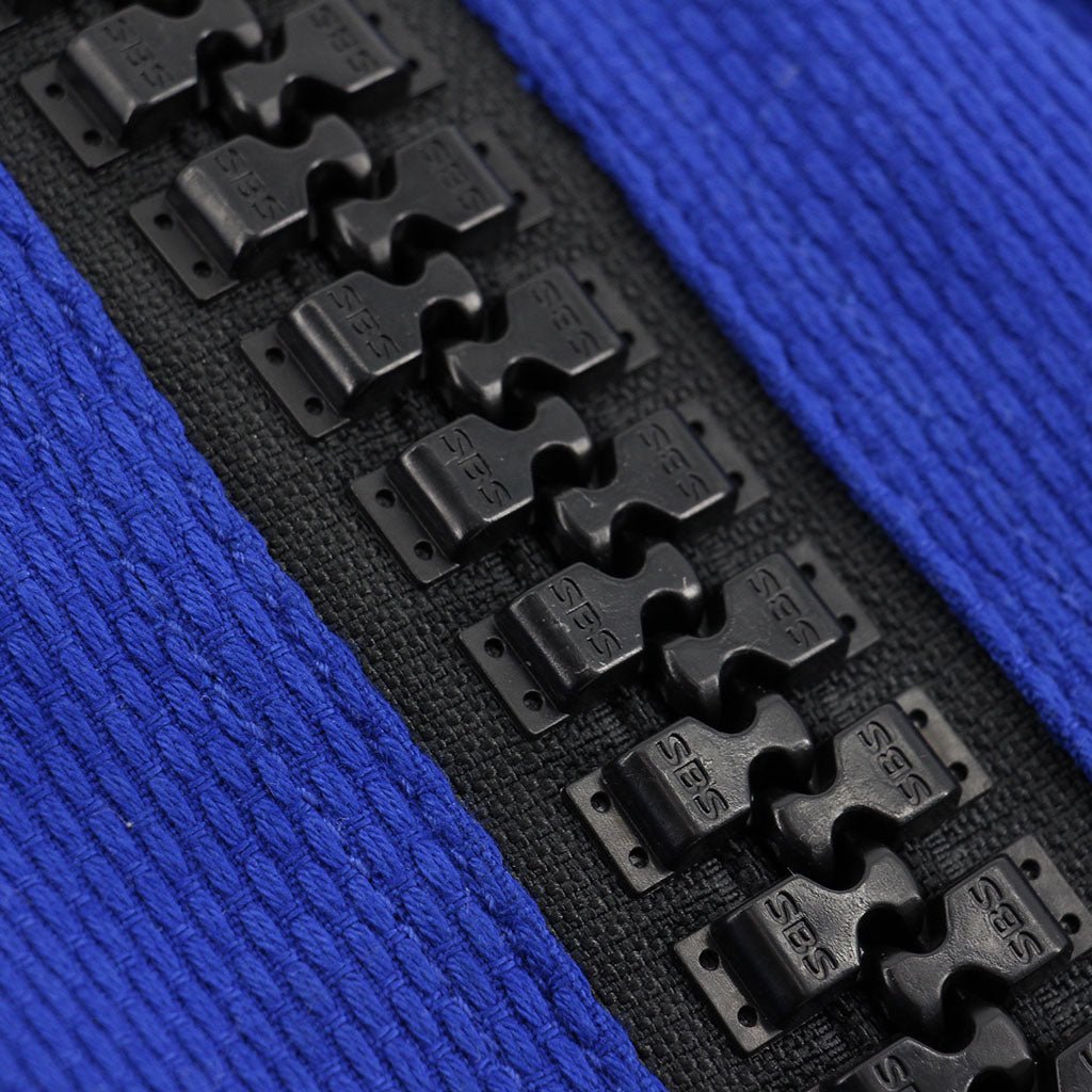 Maletín deportivo convertible Adidas fabricado con la misma tela que se utiliza en los uniformes de judo