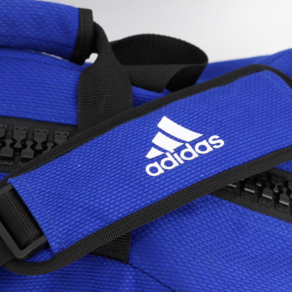 Maletín deportivo convertible Adidas fabricado con la misma tela que se utiliza en los uniformes de judo