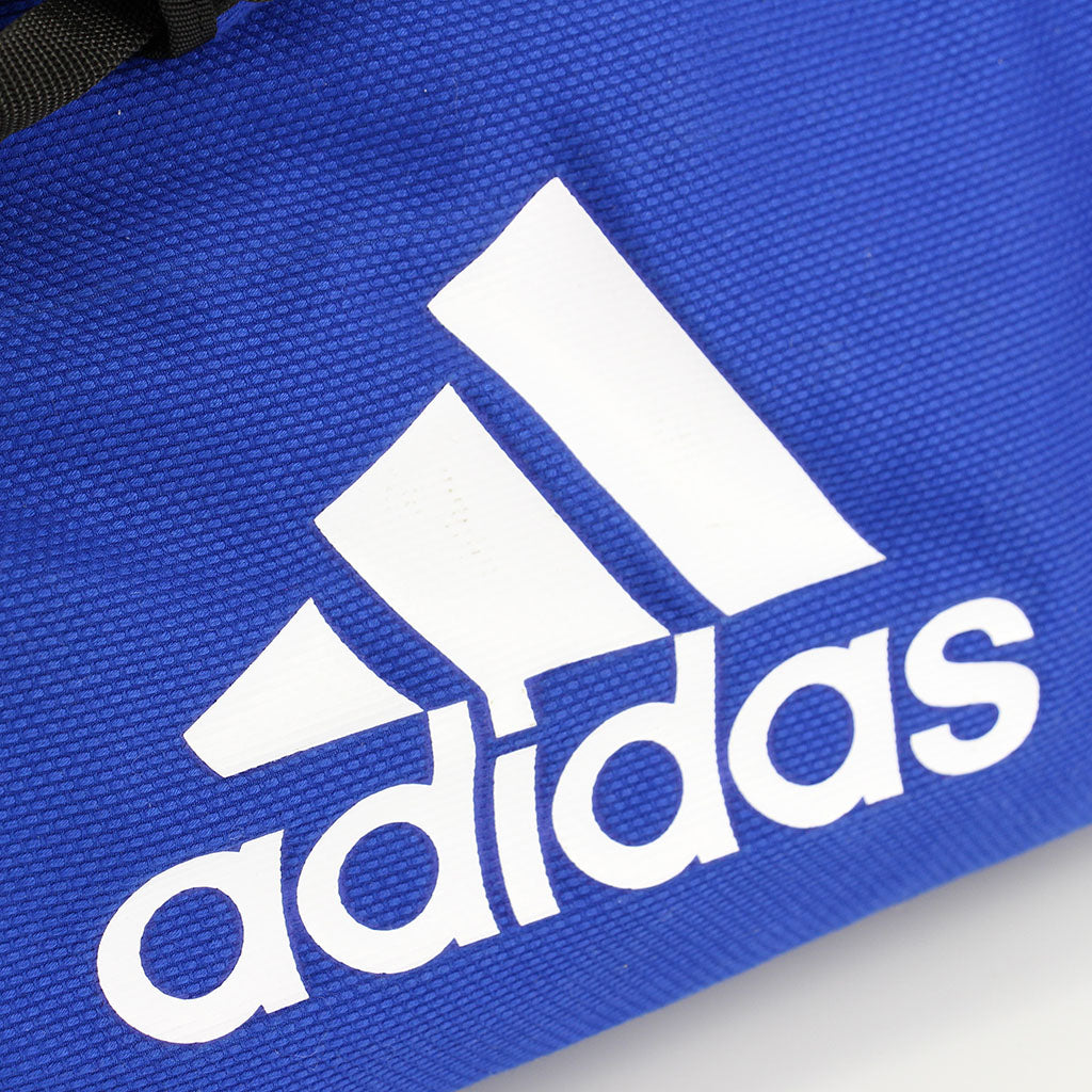 Maletín deportivo convertible Adidas fabricado con la misma tela que se utiliza en los uniformes de judo